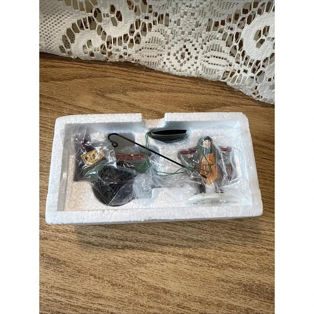 DEPT 56 HERITAGE VILLAGE Dickens Accessory CHELSEA MARKET FISH MONGER and CART